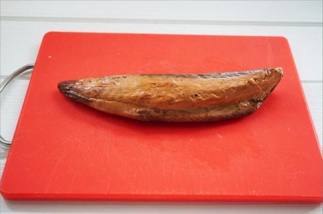 だしの原料となる節類の焙乾(燻製)の様子