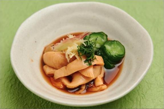 きゅうりやみょうがと和えたホヤの郷土料理「ホヤの酢の物」